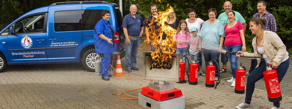 Brandschutzmanagement: Meral Fischer bei einer Feuerlöschübung